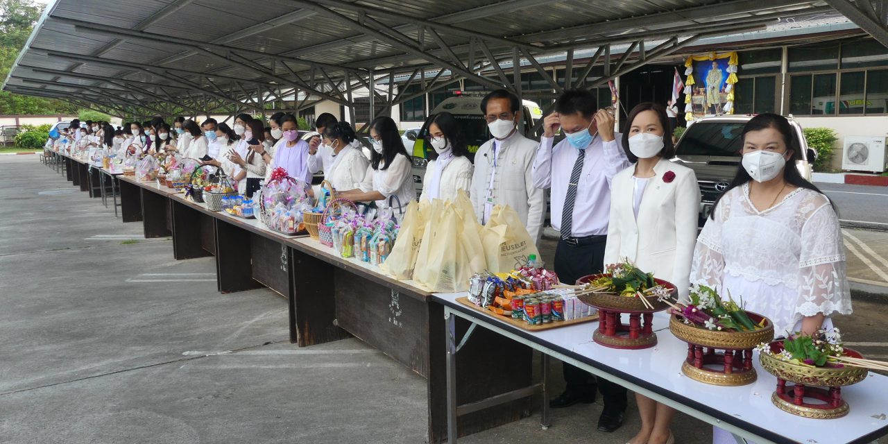 กิจกรรมทำบุญตักบาตร โดยนางวรางคณา ไชยเรือน ผู้อำนวยการ สพป.เชียงใหม่ เขต 4 เป็นประธานในพิธี นำคณะข้าราชการครูและบุคลากรทางการศึกษา ในสังกัด สพป.เชียงใหม่ เขต 4