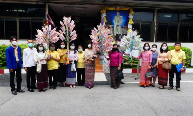 กลุ่มอำนวยการ สพป.เชียงใหม่ เขต 4 ร่วมเป็นเจ้าภาพ และอำนวยความสะดวกให้กับผู้มีจิตศรัทธาร่วมทำบุญทอดผ้าป่ามหากุศลสร้างอุโบสถกลางสระ วัดพระบาททุ่งอ้อ ตำบลสันกลาง อำเภอสันป่าตอง จังหวัดเชียงใหม่