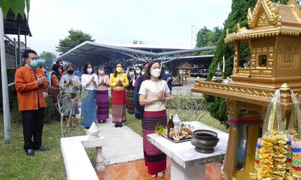 สพป.เชียงใหม่ เขต 4 ทำพิธีสักการะ ไหว้ศาลพระภูมิเจ้าที่ ตามประเพณีเดือนเก้าชาวล้านนา