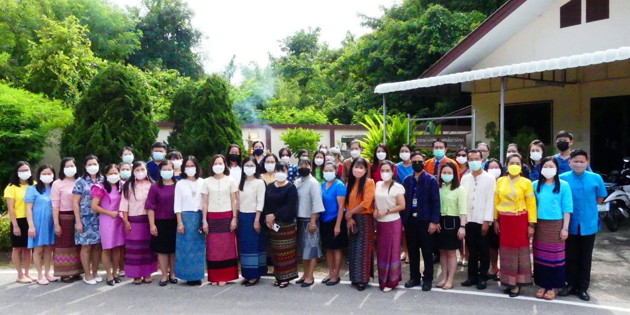 พิธีสักการะ ไหว้ศาลพระภูมิเจ้าที่ ตามประเพณีเดือนเก้าชาวล้านนา เพื่อเป็นสิริมงคล