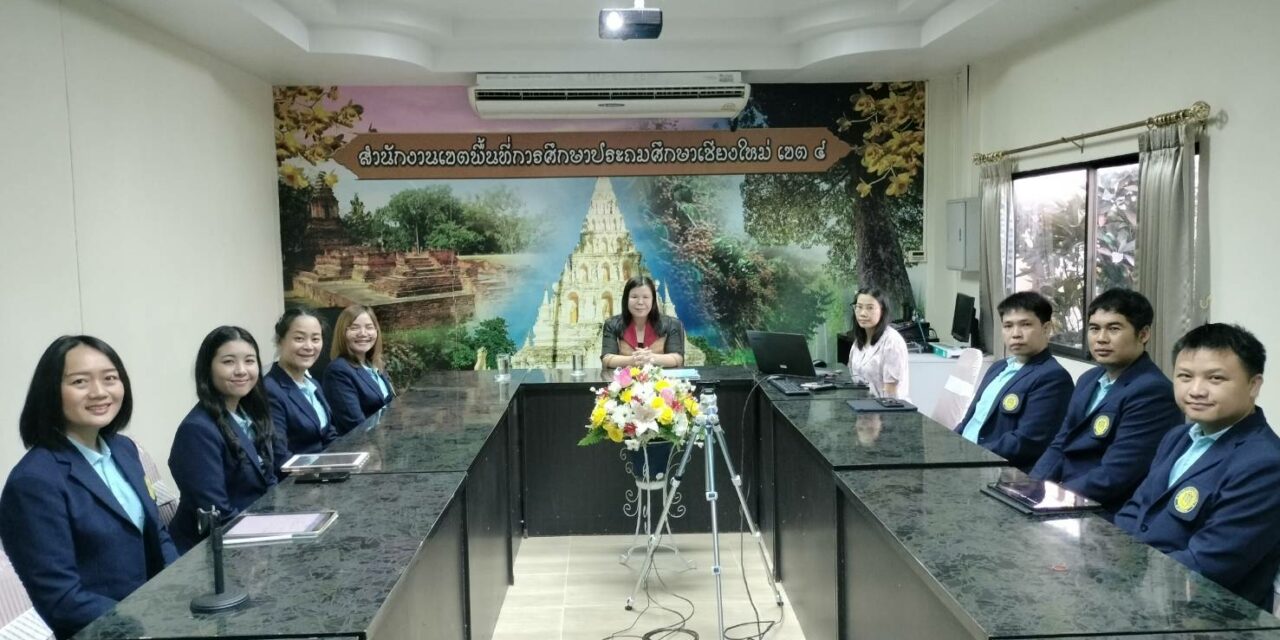 นางปวีณ์พิมพ์ โรจนมณี ผู้อำนวยการกลุ่มอำนวยการ ให้การต้อนรับนักศึกษาคณะศึกษาศาสตร์และศิลปศาสตร์ มหาวิทยาลัยฟาร์อีสเทอร์น
