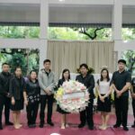 กลุ่มอำนวยการ ร่วมวางพวงหรีดเคารพศพ คุณพ่อทองสาย สมตา บิดาของคุณภาณุพันธ์ สมตา ผอ.หน่วยตรวจสอบภายใน