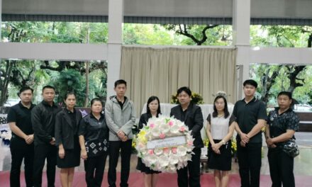 กลุ่มอำนวยการ ร่วมวางพวงหรีดเคารพศพ คุณพ่อทองสาย สมตา บิดาของคุณภาณุพันธ์ สมตา ผอ.หน่วยตรวจสอบภายใน